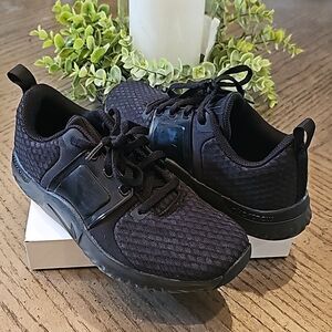 Black Nike running shoes renew in season size 7 new only tried on